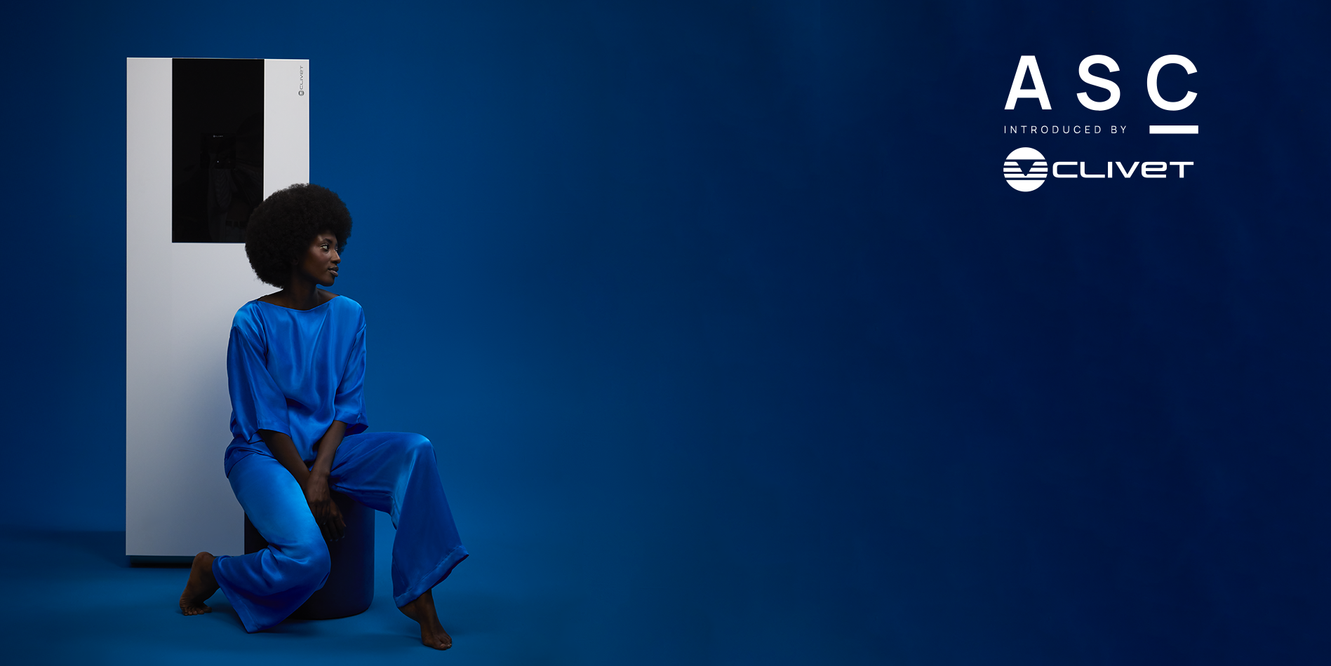 ALL SEASONS COLLECTION a été créée pour démontrer une chose : seul le confort naturel vous offre la liberté d'être vous-même. Décor bleu, jeune fille assise avec une pompe à chaleur Clivet derrière elle.